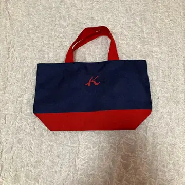 네이비와 레드의 토트백