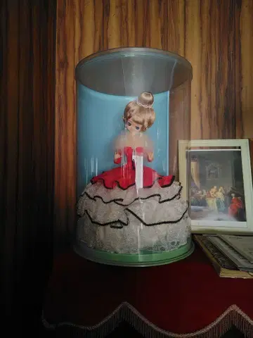 클래식 스타일 인형 빨간색과 화이트 드레스