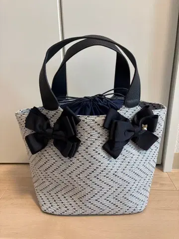 리본 포함 토트백 네이비 화이트