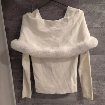 MURUA 오프숄더 퍼 트리밍 긴팔 니트