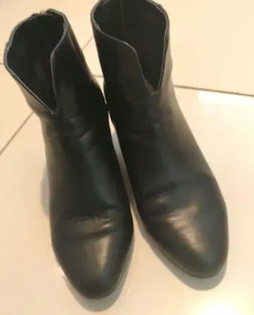 Odette e Odile 라운드 백 지퍼 숏부츠 22.5cm