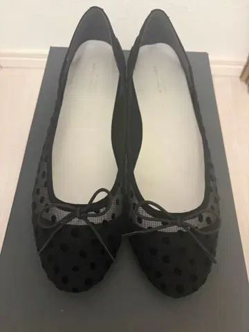 그린 레이블 릴랙싱 도트 무늬 플랫슈즈