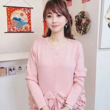 와타나베 미나요도 애용하는 밑단 볼륨 니트 가디건