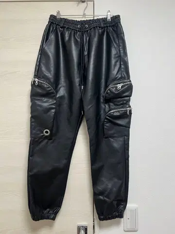 NO ID. BLACK 합성 가죽 포켓 카고 팬츠