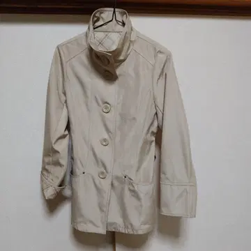 베이지 트렌치코트 버튼 포함
