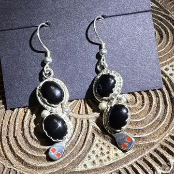 주니족 에피카 라바사 귀걸이 오닉스 코랄