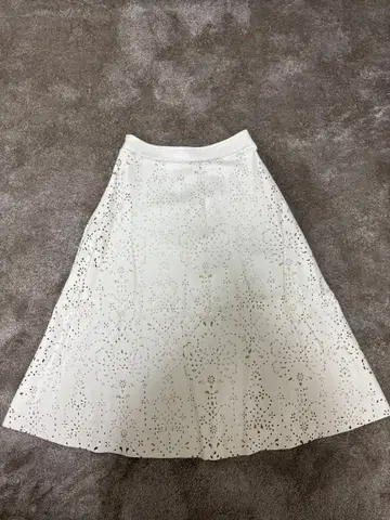 화이트 레이저컷 플레어 스커트