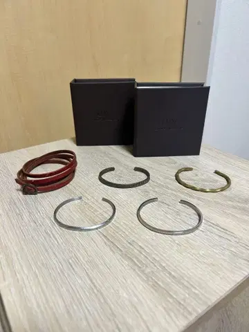 가죽 팔찌와 메탈 뱅글 5개 세트 다니엘 웰링턴