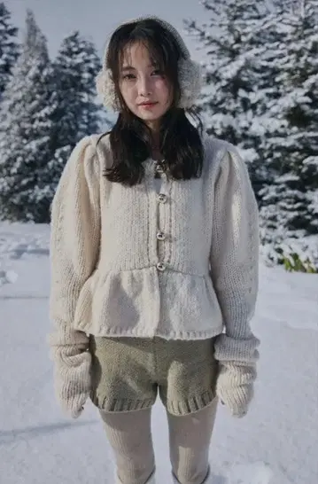 andequal 골드 버튼 퍼프 슬리브 니트