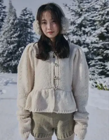 andequal 골드 버튼 퍼프 슬리브 니트