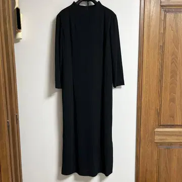 블랙 하이넥 원피스 무릎 기장