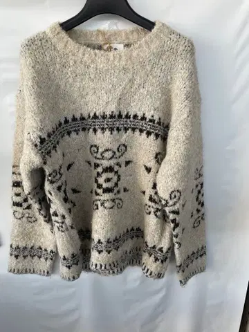 새상품 노르딕 무늬 니트 스웨터 베이지 블랙 루즈핏