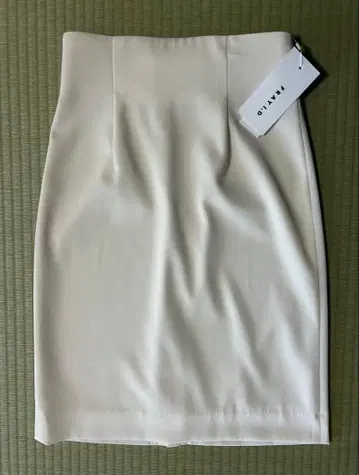 택 포함 새상품 FRAY I.D 타이트 스커트 아이보리 화이트 사이즈 1