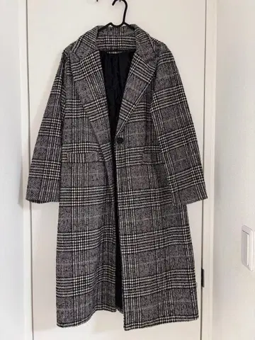 그레이 계열 체크 더블 브레스트 롱 코트