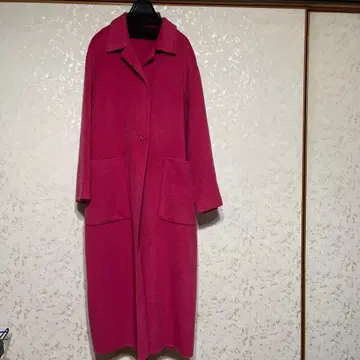 미라 오웬의 핑크 롱 코트 포켓 부착