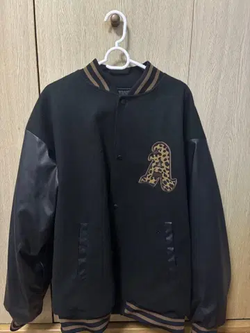 레오파드 무늬 자수 바시티 자켓 블랙