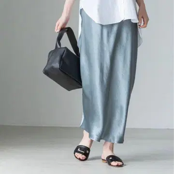 NOBLE 내로우 A라인 새틴 스커트