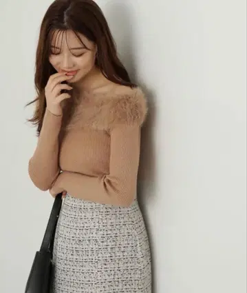[택 포함 새상품] 인조 모피 오프숄더 니트 프로포션 바디 드레싱