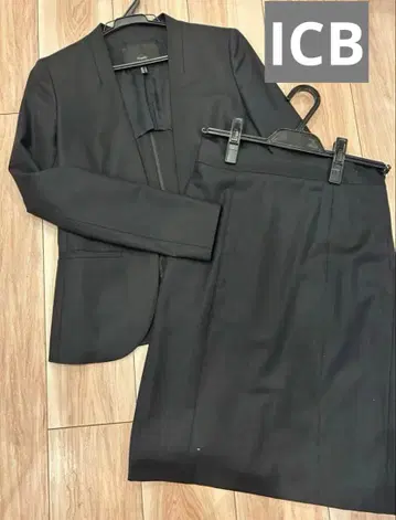 ICB 네이비 스트라이프 노카라 수트 자켓 스커트