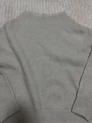 NATURAL BEAUTY BASIC 그레이 오프숄더 니트