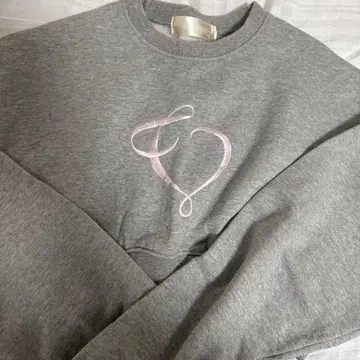 thevirgins 그레이 하트 자수 크롭 맨투맨