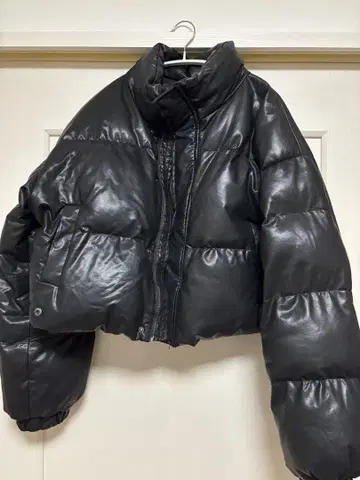 블랙 크롭 다운 자켓