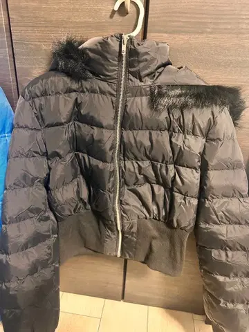 후드 부착 블랙 다운 자켓