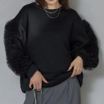 프릴 소매 블랙 맨투맨 each