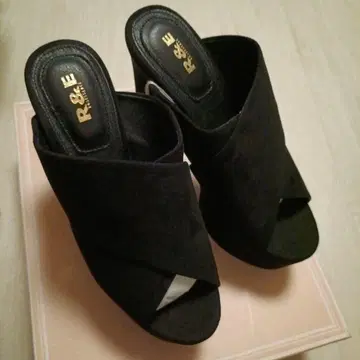 블랙 스웨이드 크로스오버 뮬