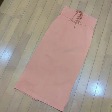 SNIDEL의 레이스업 디자인이 귀여운 롱 스커트