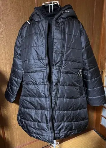 후드 부착 블랙 다운 자켓 두꺼운 원단 따뜻한 소재