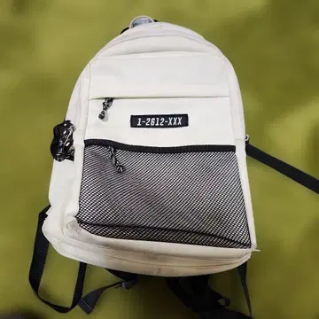 화이트 메쉬 포켓 백팩