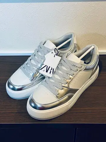 새상품 ZARA 화이트 x 실버 스니커즈 27cm