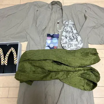 그레이 기모노와 그린 오비, 조리 포함