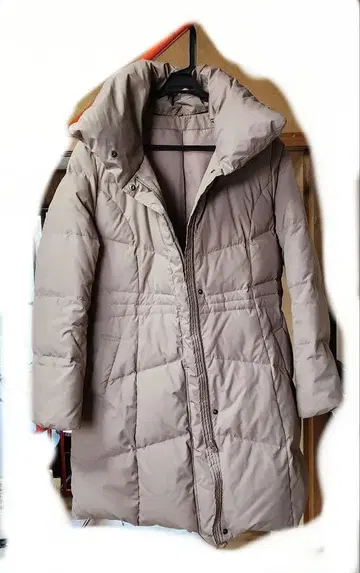 베이지 다운 롱 코트 사이드 포켓 포함