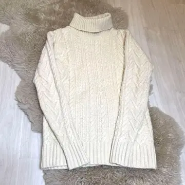 빔즈 아이보리 케이블 니트 터틀넥 스웨터 M 사이즈