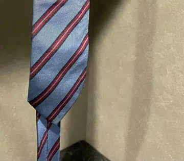 Drake's 파랑과 빨간색 스트라이프 넥타이