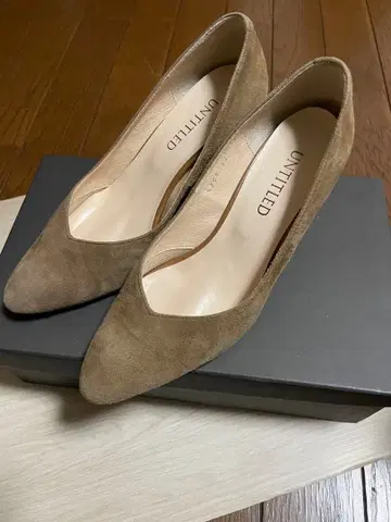 새상품급 UNTITLED 베이지 스웨이드 하이힐 22cm
