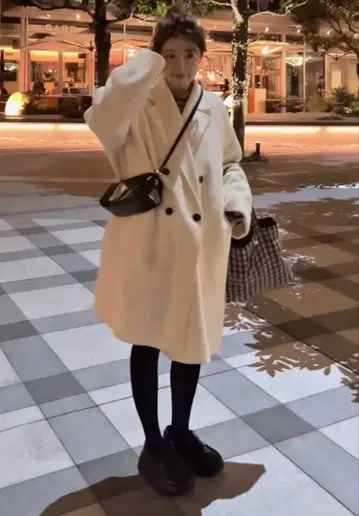 Mila Owen 와이드 실루엣 더블 브레스트 코트