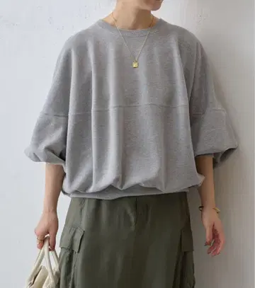 정가 2만 9천원 비어즐리 쭈리 소매 볼륨 티셔츠 그레이