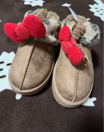 시마무라 x 헬로키티 콜라보 무스탕 슬립온