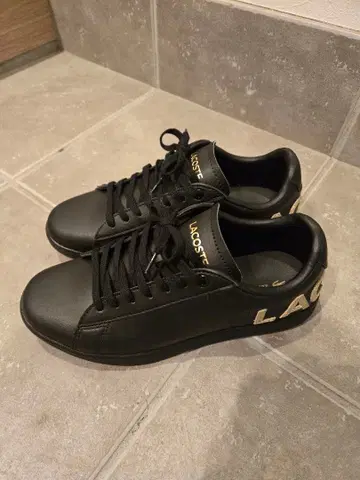 LACOSTE 블랙 스니커즈