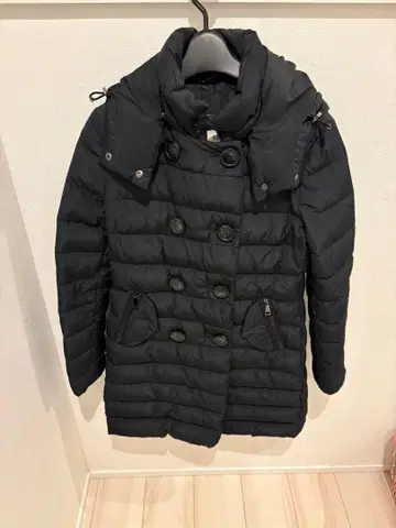 MONCLER 블랙 다운 자켓 후드 부착
