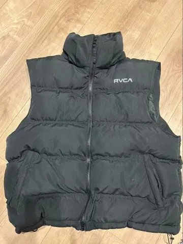 RVCA 블랙 다운 베스트 후드 부착