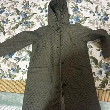 올리브 그린 퀼팅 자켓 후드 부착