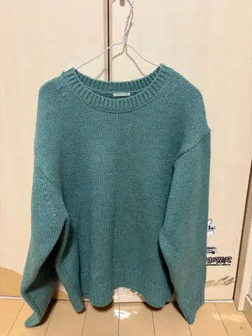 청록색 크루넥 니트 스웨터