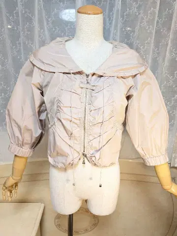 투 비 시크 숏 기장 상의 40 리본 베이지