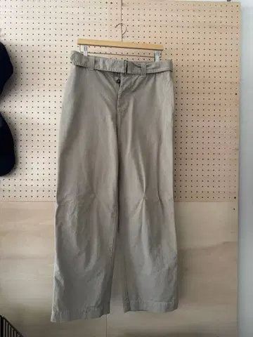 베이지 치노 팬츠 백 포켓 부착