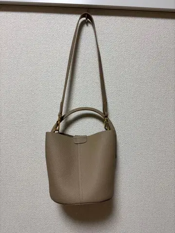 베이지 가죽 버킷 숄더백