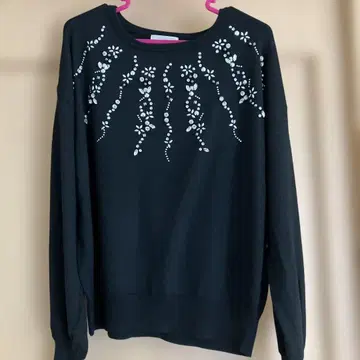 아모와르카프리스 블랙 스웨터 비쥬